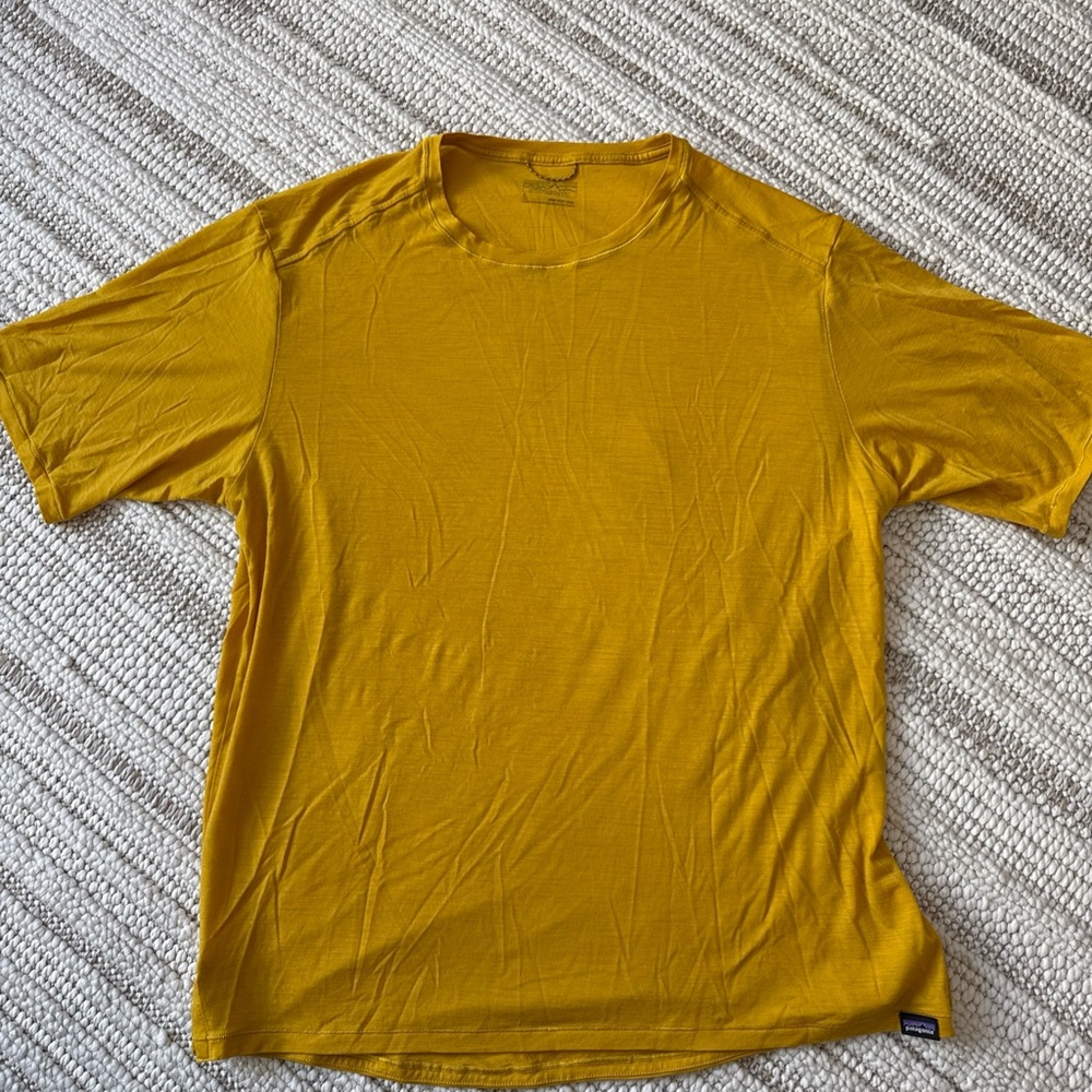 Woman’s Patagonia T Shirt yellow Size large! Light Weight Outdoors